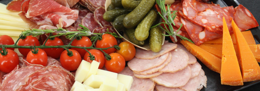 Plateau apéritif avec charcuterie et fromage – DBA Traiteur