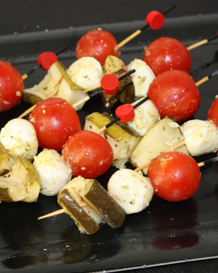 BROCHETTE SALE TOMATE CONFITE MOZZA AU PESTO ET COURGETTE GRILLEE