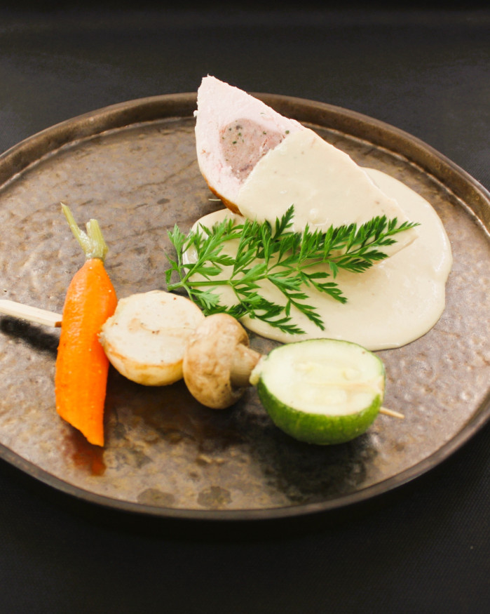FILET DE VOLAILLE FARCI FORESTIERE, crème de foie gras, brochette de légumes