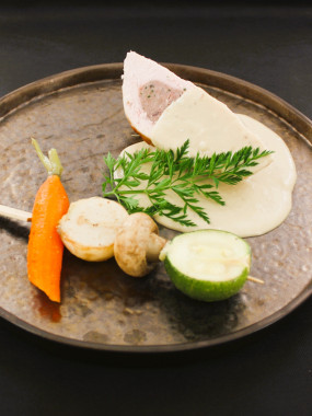 FILET DE VOLAILLE FARCI FORESTIERE, crème de foie gras, brochette de légumes