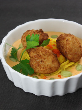 ST JACQUES PANEES, purée de petits pois, duo de carottes