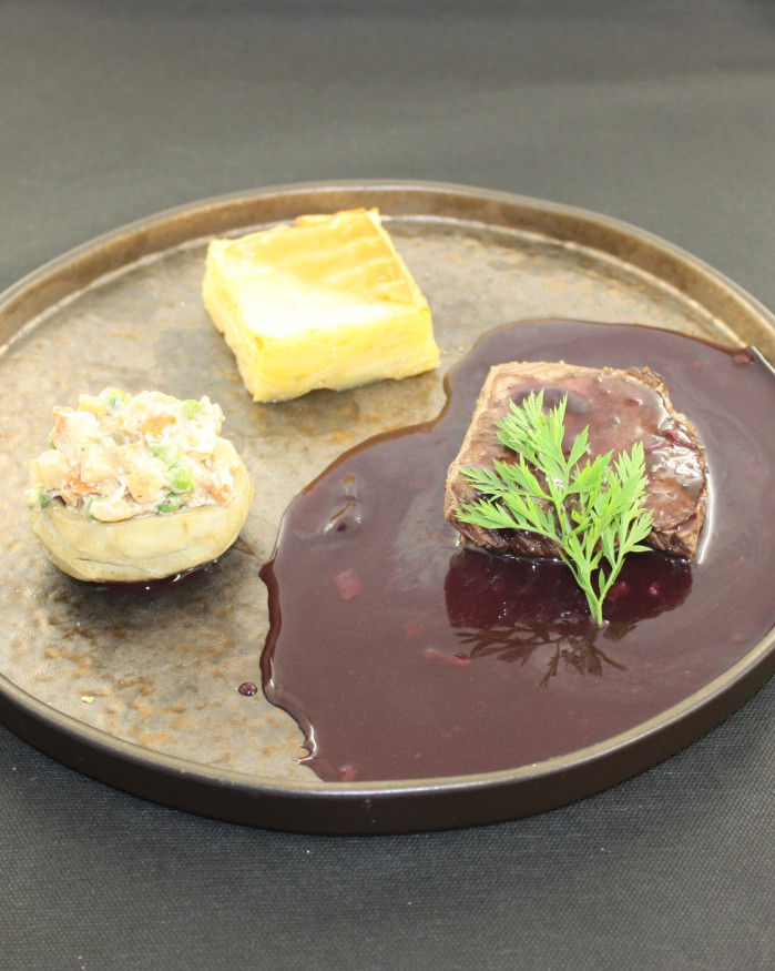 LE CERF, pavé mariné, artichaut en barigoule de légumes anciens, sauce grand veneur, Mille feuille de pomme de terre au Comté