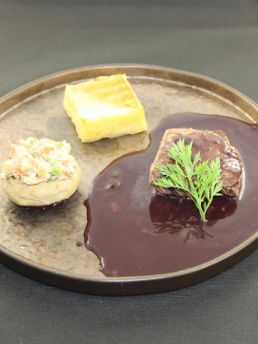 LE CERF, pavé mariné, artichaut en barigoule de légumes anciens, sauce grand veneur, Mille feuille de pomme de terre au Comté