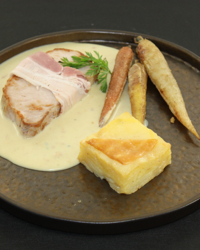 LE VEAU, côte de veau bardée au lard fumé, trio de carottes rôties, crème foie gras, Mille feuille de pomme de terre au Comté