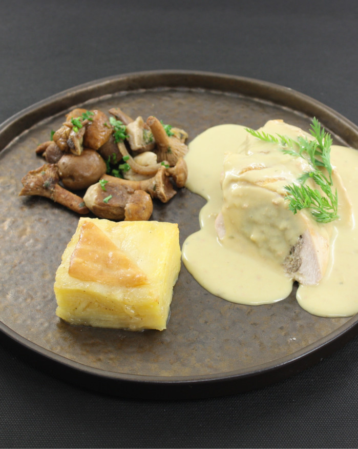 LE CHAPON, filet farci, poêlée de champignons festive, sauce champenoise, Mille feuille de pomme de terre au Comté
