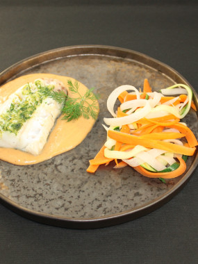DOS DE CABILLAUD EN CROUTE D'HERBES, crème de langoustines, tagliatelles de légumes